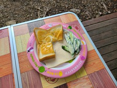 キャンプ場でチーズトースト