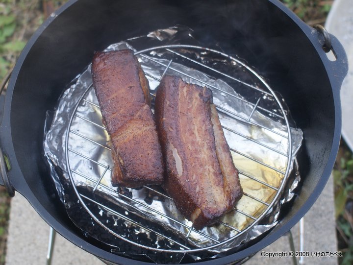 ダッチオーブンで豚バラ肉の熱燻 レシピ ダッチ スキレットレシピ
