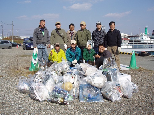 11月1日、苫小牧漁港の清掃活動。