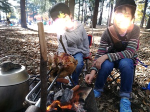 父子で鶏の丸焼き♪(公園BBQ) 父子で鶏の丸焼き♪(公園BBQ)