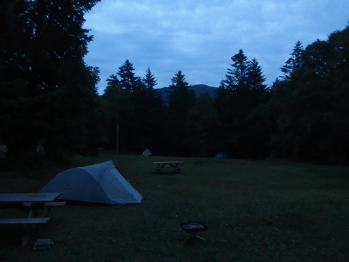 満天の星空　湖畔野営場で静かなキャンプ