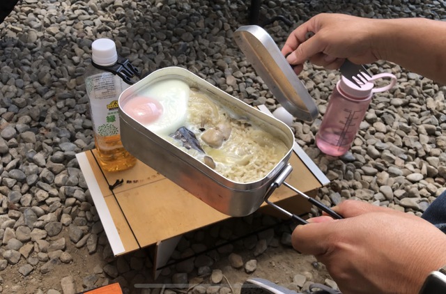 BE-PAL ミニ焚き火台×メスティン 自動炊飯 グリーンカレーピラフ BE-PAL ミニ焚き火台×メスティン 自動炊飯 グリーンカレーピラフ
