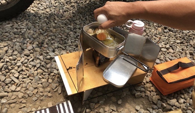 BE-PAL ミニ焚き火台×メスティン 自動炊飯 グリーンカレーピラフ BE-PAL ミニ焚き火台×メスティン 自動炊飯 グリーンカレーピラフ
