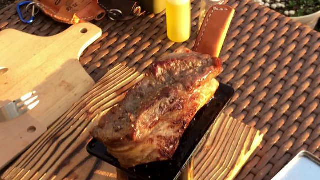 BE-PAL 肉厚鉄板miniで牛バラの塊焼いてみた BE-PAL 肉厚鉄板miniで牛バラの塊焼いてみた