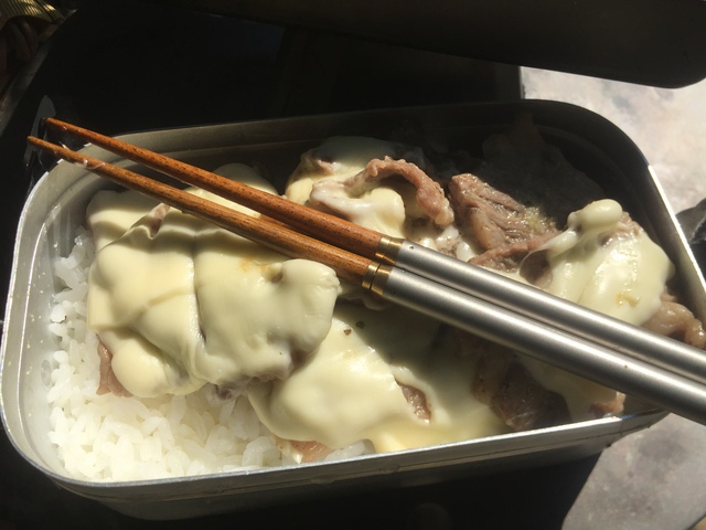 メスティン&ココパン グリルMで牛肉チーズ焼きご飯 メスティン&ココパン グリルMで牛肉チーズ焼きご飯