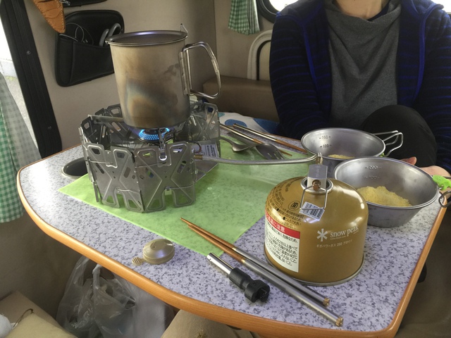 テントむし 車中飯 スノーピーク コンボダッチデュオで鮭缶炊き込みご飯 テントむし 車中飯 スノーピーク コンボダッチデュオで鮭缶炊き込みご飯