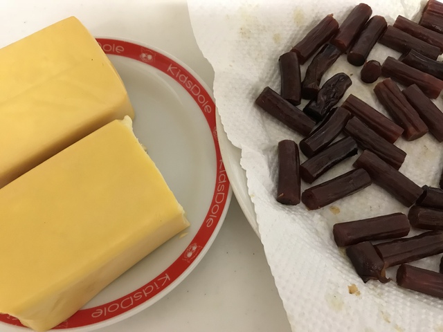 燻製後のチーズとカルパス。チーズの色味はあまり着いていないが、燻製香はそれなりにする。 燻製後のチーズとカルパス。チーズの色味はあまり着いていないが、燻製香はそれなりにする。
