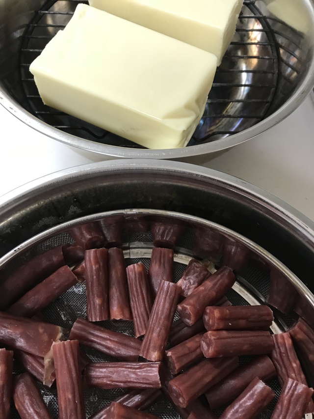 チーズとカルパスを燻製!このまま食べても美味しいけれど、燻製するとさらに美味しく。 チーズとカルパスを燻製!このまま食べても美味しいけれど、燻製するとさらに美味しく。
