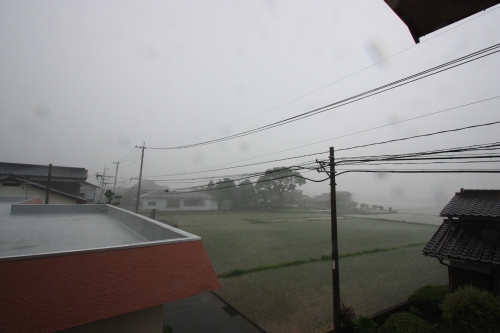 暴風雷雨で