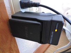 【購入】 カメラの専用電池（EN-EL14）をシガソケで充電