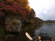 紅葉の中禅寺湖でプカプカ♪
