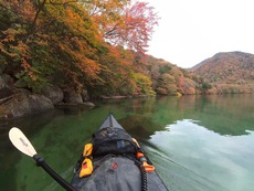 紅葉の中禅寺湖でプカプカ♪