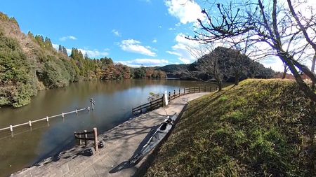 紅葉の亀山湖をカヤックツーリング 紅葉の亀山湖をカヤックツーリング