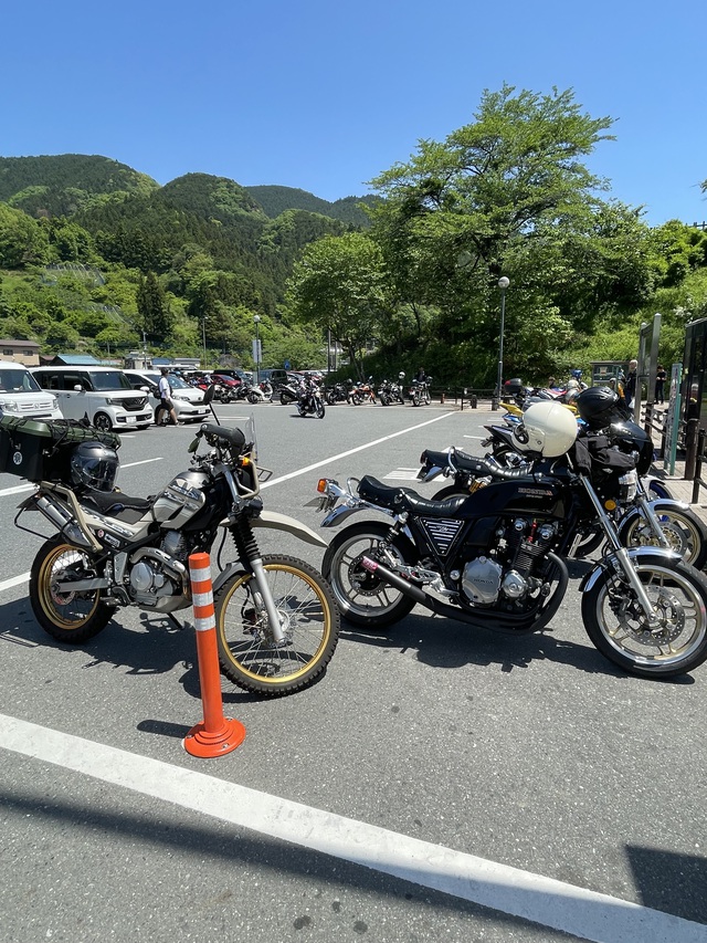 御荷鉾スーパー林道 展望台へ 御荷鉾スーパー林道 展望台へ