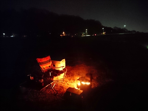 金曜夜の神奈川県某川沿いで焚き火を楽しんできました