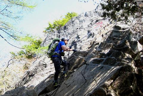 乾徳山を歩こう♪ 岩と鎖と絶景(・∀・) 乾徳山を歩こう♪ 岩と鎖と絶景(・∀・)