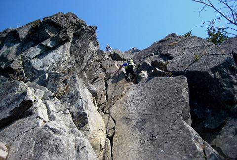 乾徳山を歩こう♪ 岩と鎖と絶景(・∀・) 乾徳山を歩こう♪ 岩と鎖と絶景(・∀・)