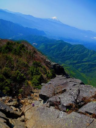 乾徳山を歩こう♪ 岩と鎖と絶景(・∀・) 乾徳山を歩こう♪ 岩と鎖と絶景(・∀・)