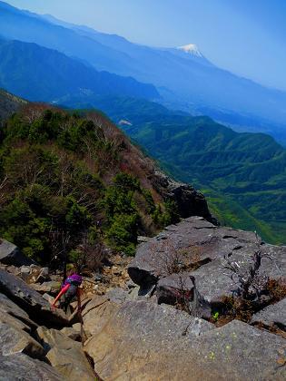 乾徳山を歩こう♪ 岩と鎖と絶景(・∀・) 乾徳山を歩こう♪ 岩と鎖と絶景(・∀・)
