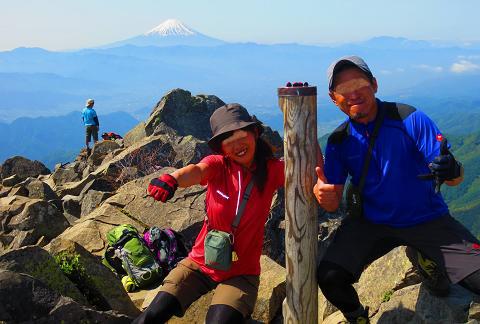 乾徳山を歩こう♪ 岩と鎖と絶景(・∀・) 乾徳山を歩こう♪ 岩と鎖と絶景(・∀・)