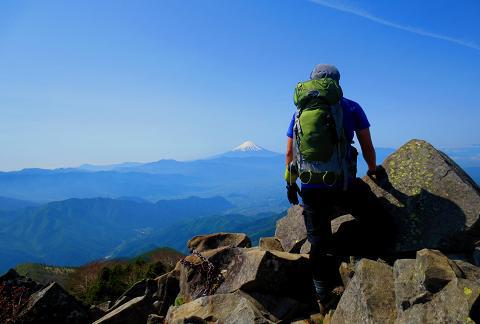 乾徳山を歩こう♪ 岩と鎖と絶景(・∀・) 乾徳山を歩こう♪ 岩と鎖と絶景(・∀・)
