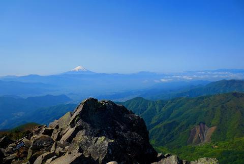 乾徳山を歩こう♪ 岩と鎖と絶景(・∀・) 乾徳山を歩こう♪ 岩と鎖と絶景(・∀・)
