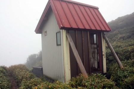 秋の縦走 三嶺~剣山 三嶺を後にして・・・。