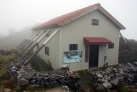 秋の縦走 三嶺~剣山 三嶺を後にして・・・。