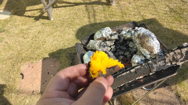 ぱーちゃん焼き芋を焼く! ぱーちゃん焼き芋を焼く!