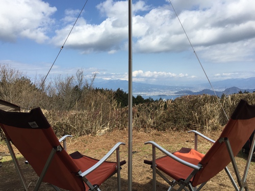 富士山と海が見えるキャンプ場へ出撃中〜。天気と景色がサイコーです。