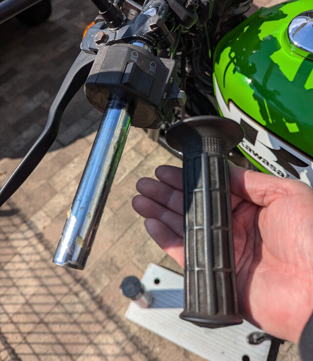 250TR~グリップ交換~ 250TR~グリップ交換~