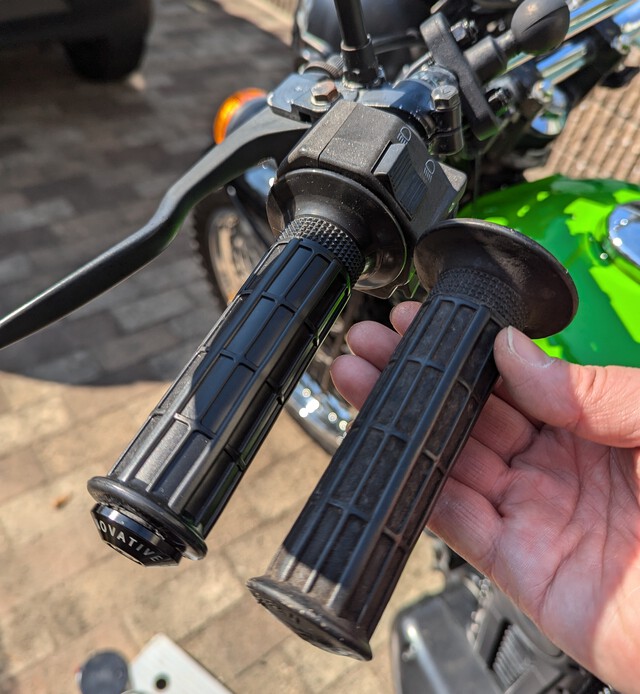 250TR~グリップ交換~ 250TR~グリップ交換~