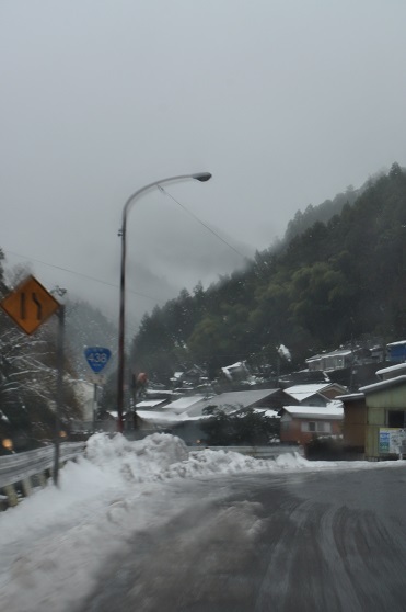 剣山街道の雪そして向麻山91.8m 剣山街道の雪そして向麻山91.8m
