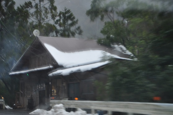 剣山街道の雪そして向麻山91.8m 剣山街道の雪そして向麻山91.8m