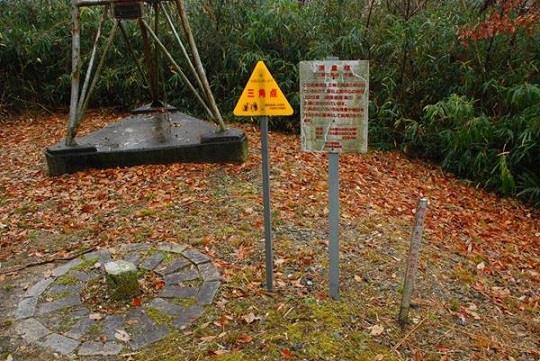 剣山街道の雪そして向麻山91.8m 剣山街道の雪そして向麻山91.8m
