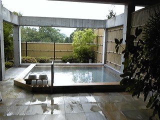 朝から貸し切り露天風呂〜!