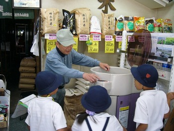 姫島小学校の町たんけん(楠本米穀店)