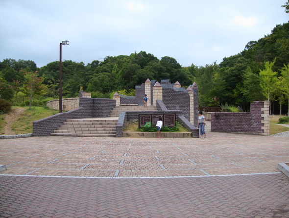 しあわせの村 又も雨キャン