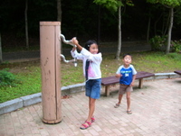 しあわせの村 又も雨キャン
