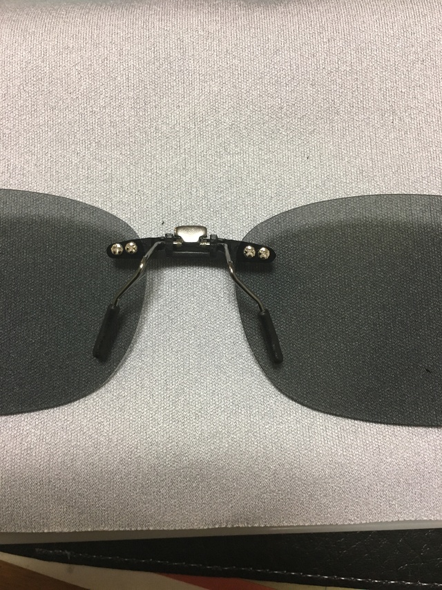 古いメガネを2千円で偏光グラスに改造してみた