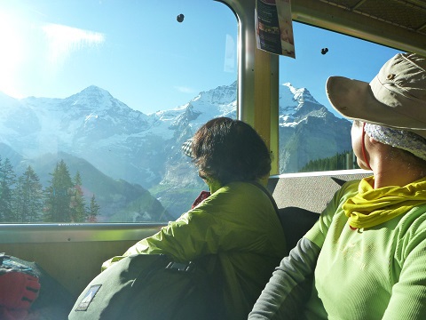 スイス鉄道に乗り込み、アルプスの麓を目指す
