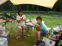 手前の主婦はつまみ食い(笑