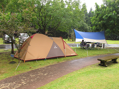 かまびすしい雨中キャンプ