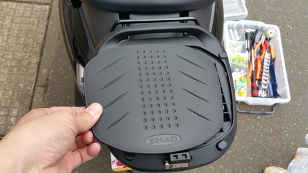 SHADリアボックスをスズキレッツに装着 SHADリアボックスをスズキレッツに装着