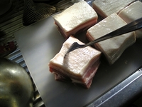 肉をソミュール液に漬け込みます。