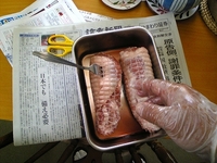 肉をソミュール液に漬け込みます。
