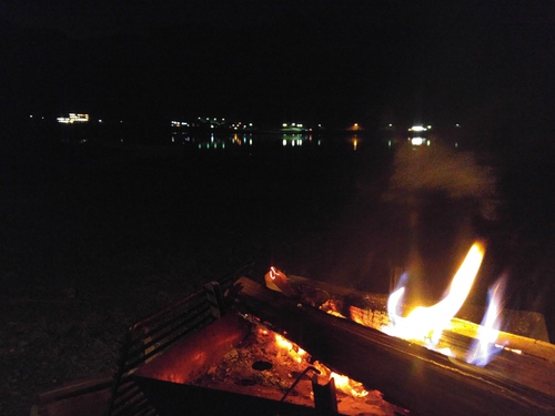 湖畔の焚き火