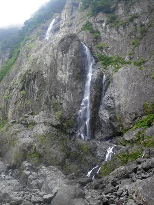 巨岩と大滝のシオカラ谷
