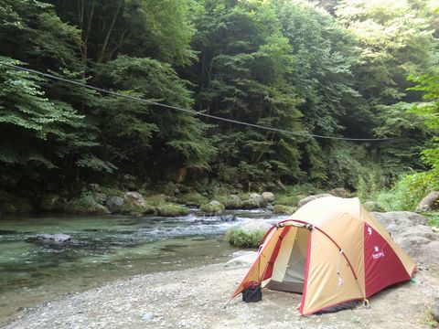 隠密作戦? ターザンロープのある河原。