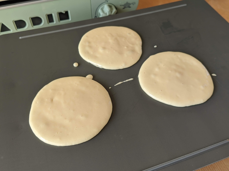 ホットケーキ対決で3段重ね ホットケーキ対決で3段重ね